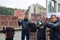 Naštvaní nájemníci bytů OKD v ulicích: Demonstranty vedl miliardář!