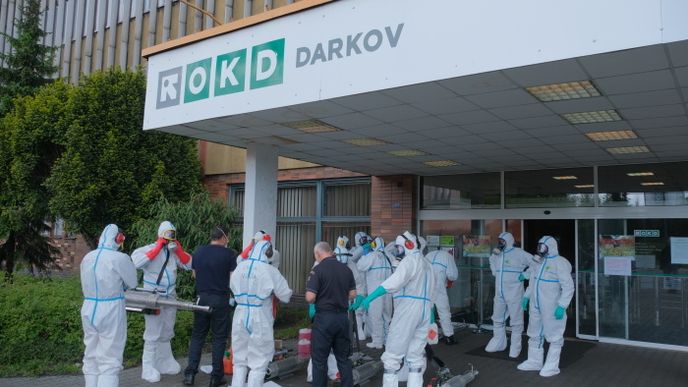 Dezinfekce v Dole Darkov, kde se šíří nákaza.