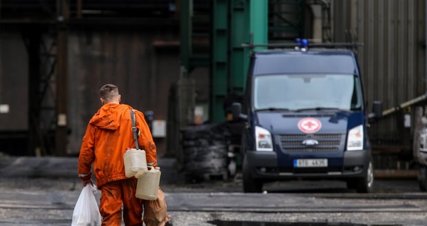 „Do práce se jde špatně.“ Se strachem se stovky horníků vrací na místo tragédie