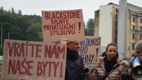 Miliardář Pavol Krúpa vedl skupinku demonstrantů Ostravou.