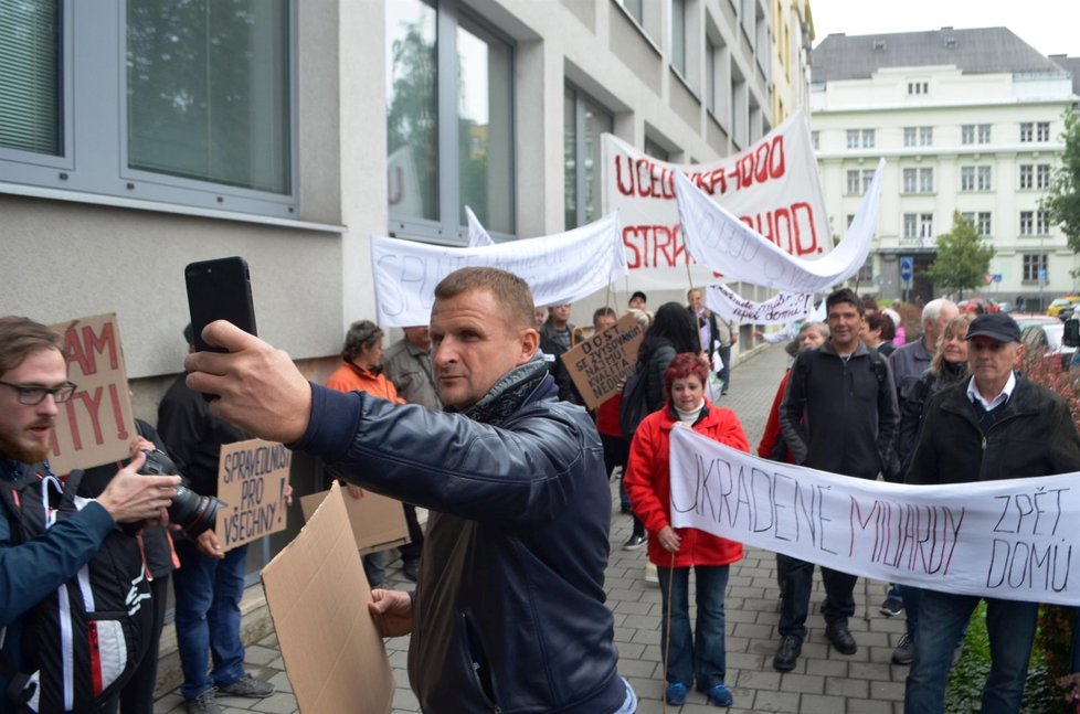 Miliardář Pavol Krúpa vedl skupinku demonstrantů Ostravou.