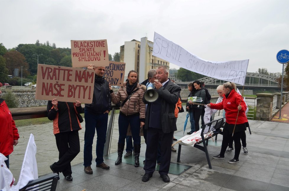 Miliardář Pavol Krúpa vedl skupinku demonstrantů Ostravou.