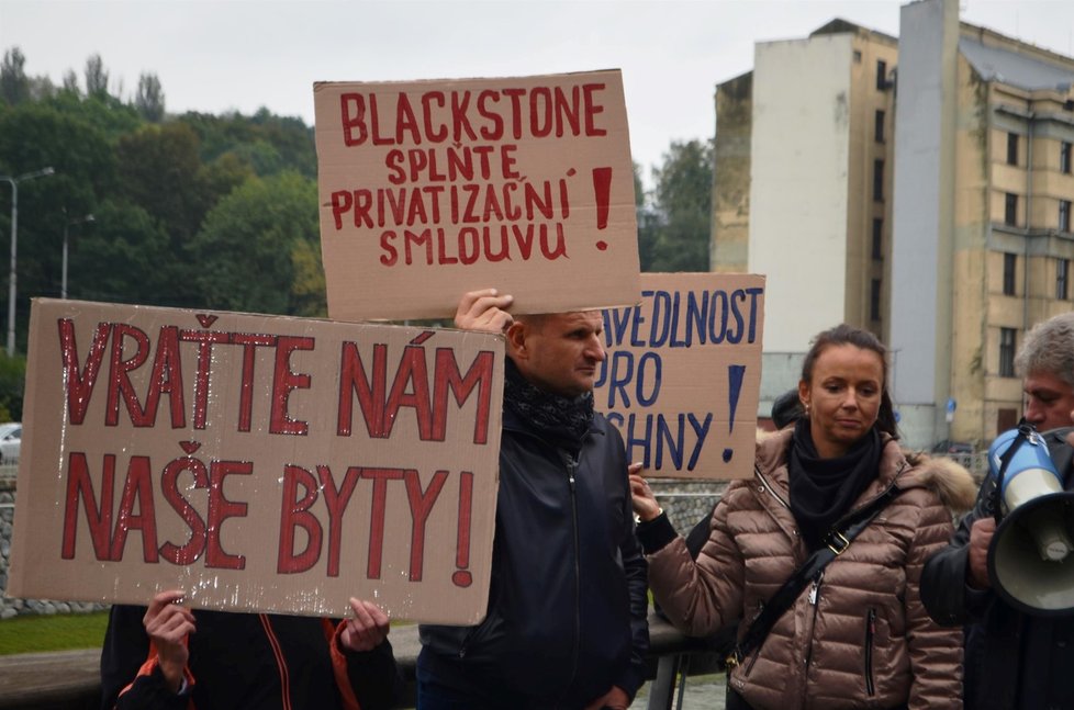 Miliardář Pavol Krúpa vedl skupinku demonstrantů Ostravou.