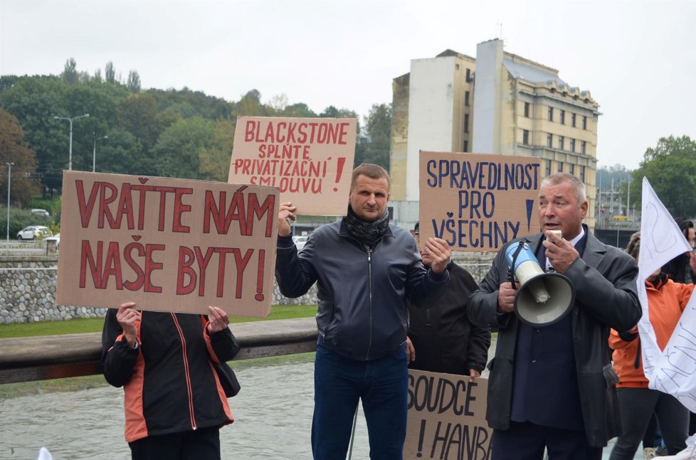Miliardář Pavol Krúpa vedl skupinku demonstrantů Ostravou.