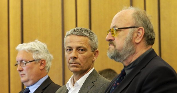 Kauza OKD stála Čechy 6 miliard, pachatelé chybí. Trojici obžalovaných soud zprostil viny