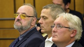 Soud v kauze privatizace OKD: Na lavici obžalovaných usedli (zleva) znalec Rudolf Doucha a úředníci Pavel Kuta a Jan Škurek.