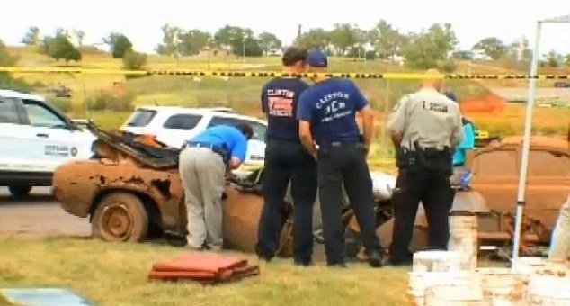 Policisté prohledávají jeden z vytažených vozů, ve kterých nalezli kostlivce
