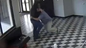 Ředitel odzbrojil útočníka na střední škole v Oklahomě