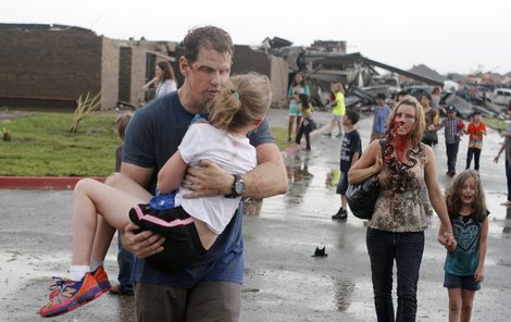 Fotka, která obletěla svět, Steve s dcerou v náručí, za nimi zraněná Ledonna.