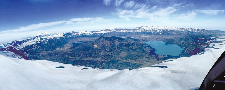 10 km široká kaldera sopky Okmok vznikla při megaerupci z roku 43 př. n. l