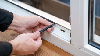 Proč Češi přestávají měnit okna a místo toho je opravují Proč Češi přestávají měnit okna a místo toho je opravují