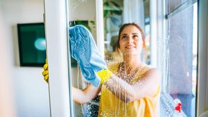 Znáte správný postup čištění a údržby plastových oken? V čem většina lidí chybuje?