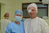 Unikátní operace olomouckých lékařů: Do oka vložili hned dvě čočky
