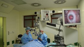 V olomouckém očním centru Tana  úspěšně jako první v ČR provedli unikátní operaci, při níž pacientovi vložili do oka ne jednu ale hned dvě nové čočky