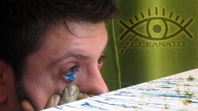 Nechutné umění: Argentinský výtvarník maluje obrazy vlastníma očima!