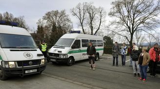 Poslanci žádají mimořádnou schůzi, lidé prý nemají dostatek informací