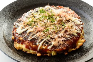 Ochutnejte japonský street food: Okonomiyaki si připravíte snadno i doma