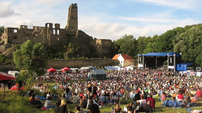 Pohled na Okoř při hudebním festivalu