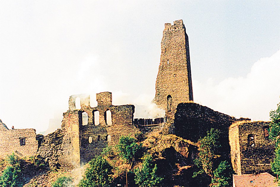 9. Hrad Okoř - Vyrazte do Okoře bez oře 10. dubna na kole nebo pěšky. Vydejte se na každoroční pochod a získejte čestný odznak. Otevřeno: duben-květen: víkendy 10-16 červen-září: út-ne 10-16 říjen-prosinec: víkendy 10-16 Vstupné: dospělí 55-75 Kč, děti 35-55 Kč Tel.: 604 521 709