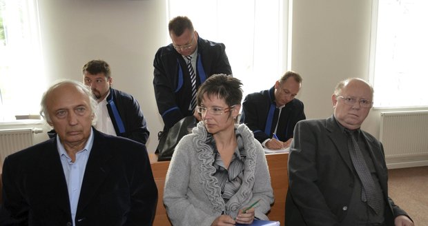 Bývalý ředitel Lázní Letiny Pavel Hucl (vlevo) a dva zástupci realitky Marie Šnoblová a Karel Kaiser