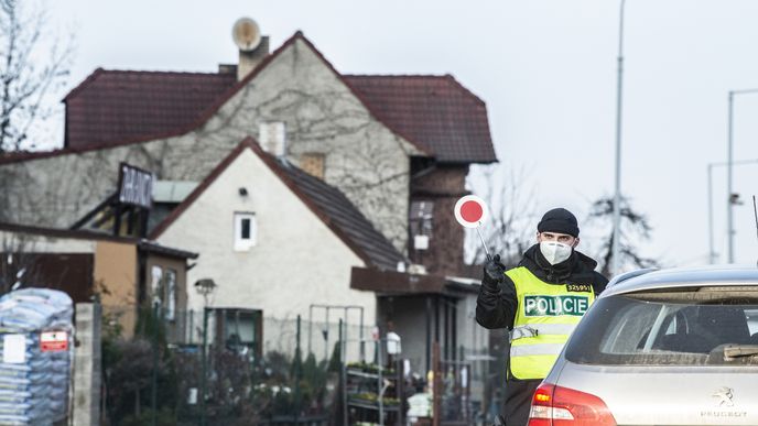 Policie ČR kontroluje občany na hranici Pražského a Středočeského okresu.