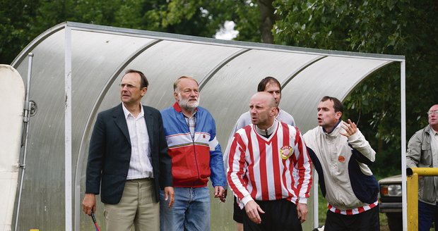 Luděk Sobota coby Václav Orel, předseda Slavoje Houslice