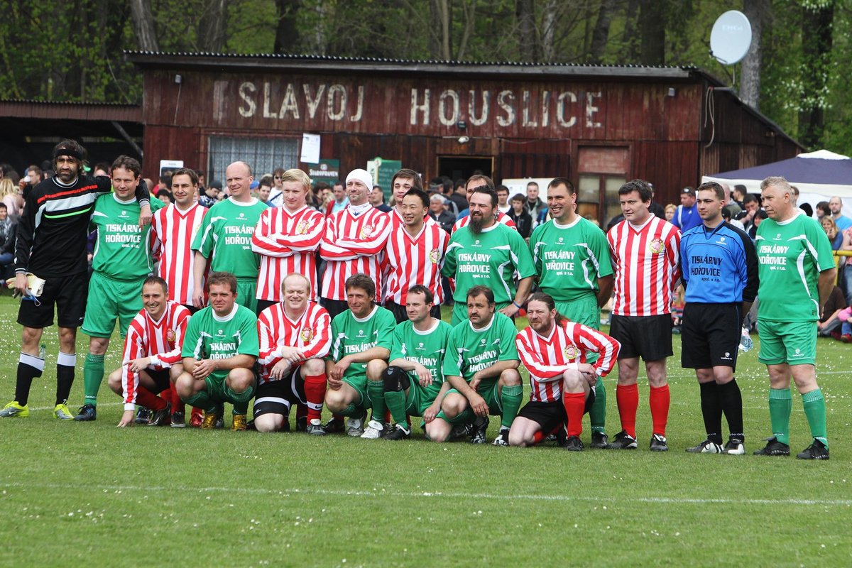 Hráči týmů Slavoj Houslice a Slovan Lochovice