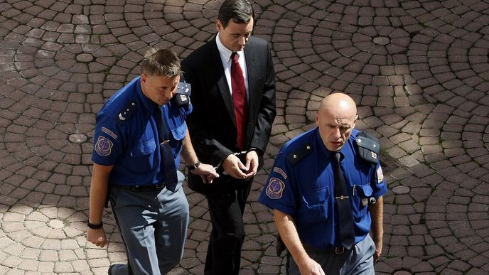 Okresní soud Praha-východ projednával 20. srpna žádost obviněného poslance a bývalého středočeského hejtmana Davida Ratha o propuštění z vazby.