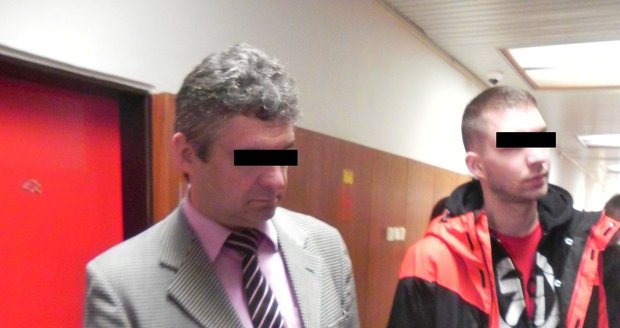 Profesionálního řidiče Petra F. (vlevo) potrestal soud za usmrcení z nedbalosti a neposkytnutí pomoci třemi roky vězení.