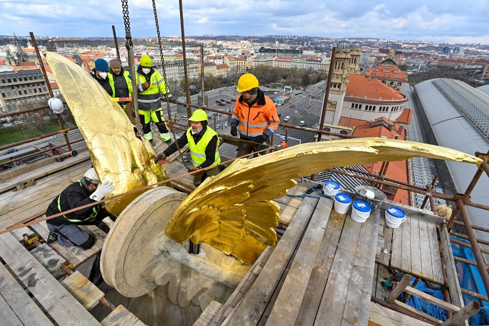 Památkově chráněnou Fantovu budovu pražského hlavního nádraží od 7. dubna 2021 opět zdobí plastika zlatých křídel z roku 1907. Socha, která je součástí sousoší okřídleného kola, se zhruba rok rekonstruovala.