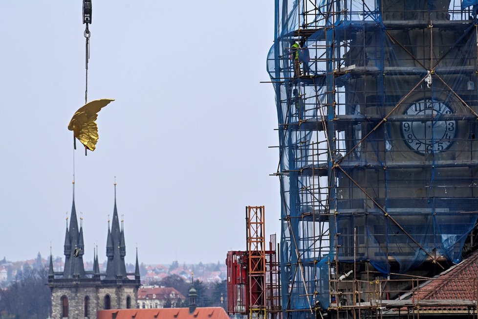 Památkově chráněnou Fantovu budovu pražského hlavního nádraží od 7. dubna 2021 opět zdobí plastika zlatých křídel z roku 1907. Socha, která je součástí sousoší okřídleného kola, se zhruba rok rekonstruovala.