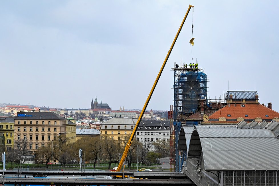 Památkově chráněnou Fantovu budovu pražského hlavního nádraží od 7. dubna 2021 opět zdobí plastika zlatých křídel z roku 1907. Socha, která je součástí sousoší okřídleného kola, se zhruba rok rekonstruovala.