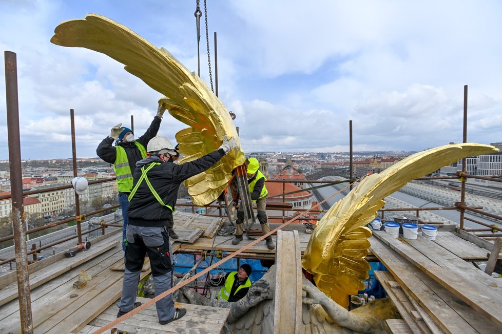 Památkově chráněnou Fantovu budovu pražského hlavního nádraží od 7. dubna 2021 opět zdobí plastika zlatých křídel z roku 1907. Socha, která je součástí sousoší okřídleného kola, se zhruba rok rekonstruovala.