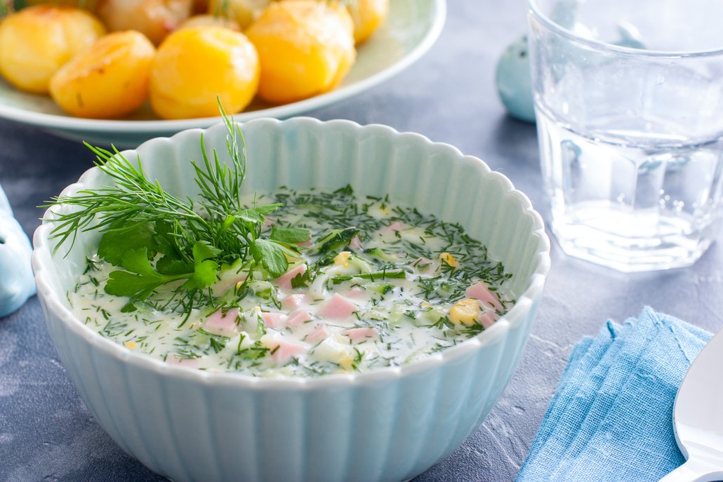 Ruská studená polévka okroška, jejímž základem je kvas, alespoň dva druhy zeleniny a maso nebo ryba.
