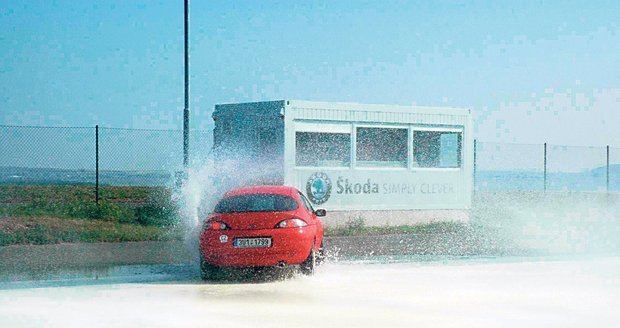 Takzvaný hydraulický modul. Slouží k nácviku smyku. Kyvné desky dokážou vychýlit vůz nejrůznějšími způsoby...