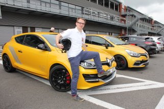 Za účast na okruhovém dni se platí 290 eur. Jen centrála Renault Sportu pořádá podobných akcí pět ročně. Další chystají lokální zastoupení