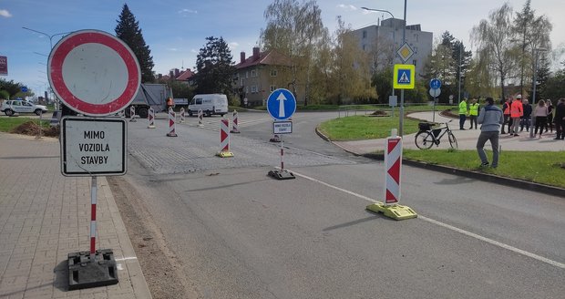 Ve Veselí nad Moravou začala ve středu 3. dubna 2024 přestavba křižovatky u sídliště Hutník na kruhovou.