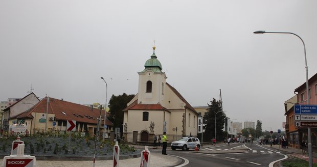 Ve Veselí nad Moravou slavnostně otevřeli dvě nové okružní křižovatky a zrekonstruované silnice. Město je po dvo letech opět plně průjezdné.