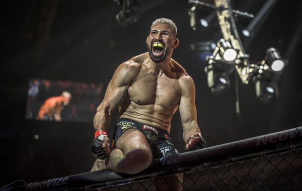 Šampion Attila Végh po velké výhře nad Karlosem Vémolou Šampion Attila Végh po velké výhře nad Karlosem Vémolou