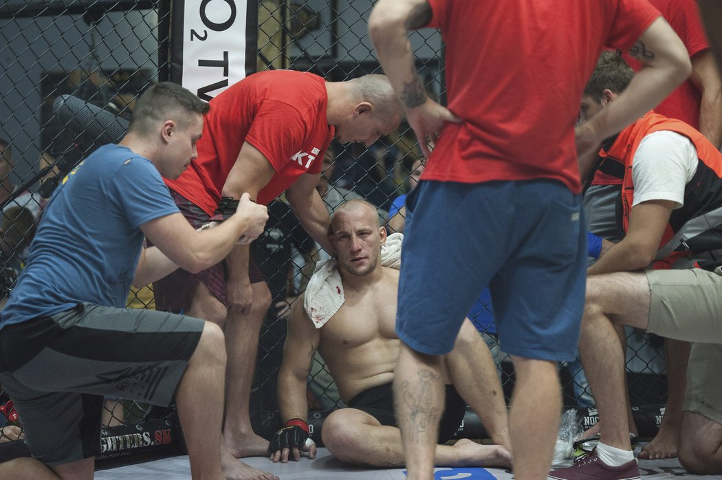 Slovenský zápasník Grůnner se oklepává z těžkého úderu kolenem do brady
