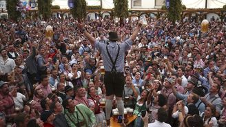 Zrušený Oktoberfest bude bez náhražky. Mnichov zakázal popíjení v místě konání 