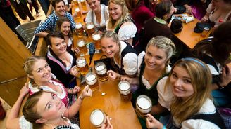 Oktoberfest měl za víkend jen polovinu návštěvníků oproti loňsku. Strach z terorismu? Ne, špatné počasí