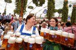 V Mnichově odstartoval Oktoberfest. Tuplák piva tam pod 270 kč neseženete.