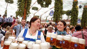 V Mnichově odstartoval Oktoberfest. Tuplák piva tam pod 270 kč neseženete.