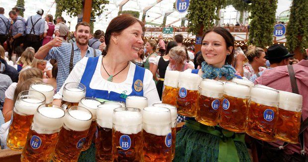 V Mnichově odstartoval Oktoberfest. Tuplák piva tam pod 270 korun neseženete