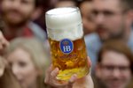 Proč se pěna na pivu otáčí opačným směrem? Záhadu rozlouskli francouzští vědci (ilustrační foto)