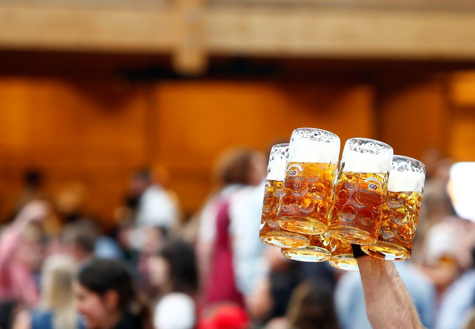 V Mnichově odstartoval Oktoberfest. Tuplák piva tam pod 270 Kč neseženete.