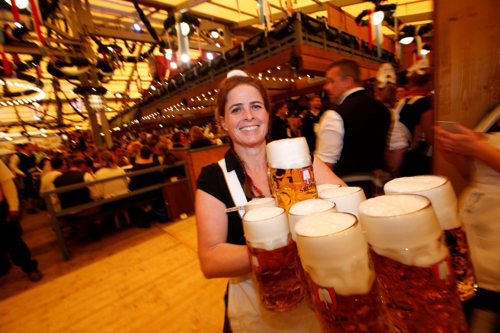 V Mnichově odstartoval Oktoberfest. Tuplák piva tam pod 270 kč neseženete.