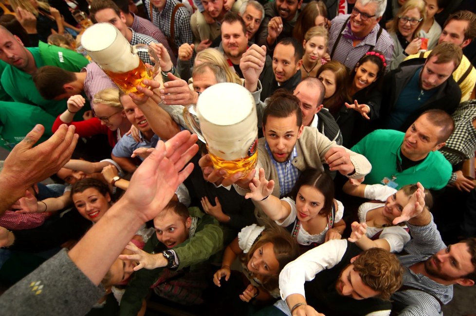 V Mnichově odstartoval Oktoberfest. Tuplák piva tam pod 270 kč neseženete.
