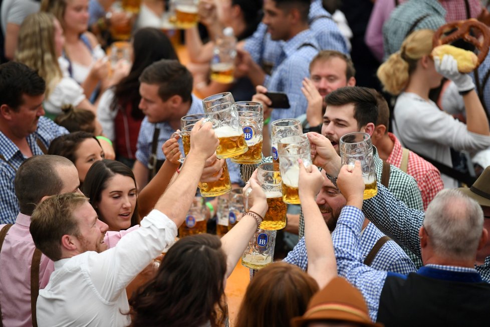 V Mnichově se koná 186. ročník tradičního pivního festivalu Oktoberfest (22. 9. 2019).
